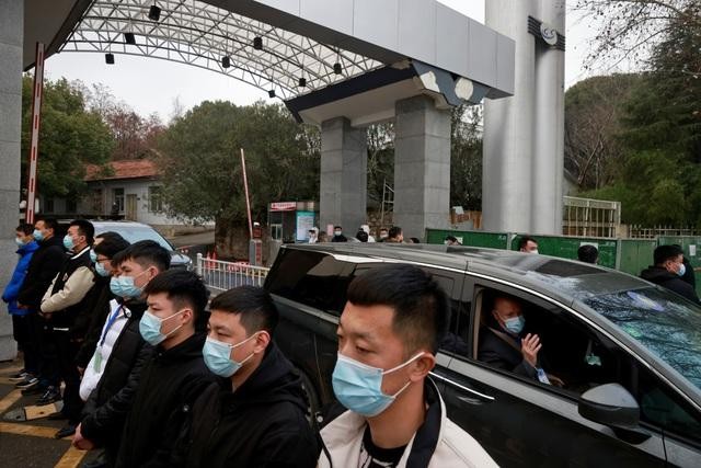 Xe chở các chuyên gi.a WHO trong cuộc điều tra tại Vũ Hán, Trung Quốc (Ảnh: Reuters)