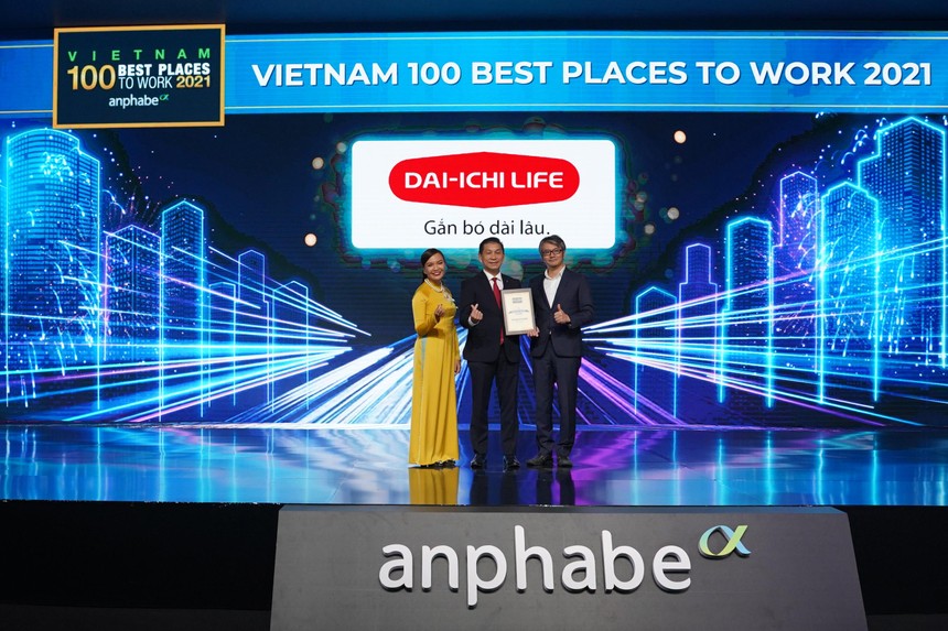 Ông Đào Quốc Trung – Phó tổng giám đốc Kênh Phân phối mở rộng Dai-ichi Life Việt Nam nhận giải Top 3 Nơi làm việc tốt nhất.