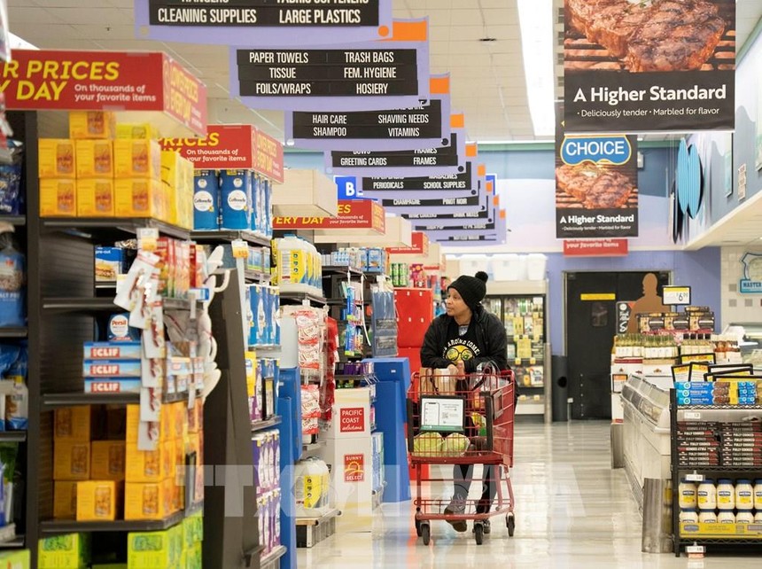 Người tiêu dùng mua hàng trong siêu thị tại Millbrae, California, Mỹ ngày 14/3/2023. Ảnh: THX/TTXVN.