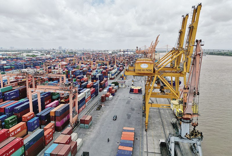 Sản xuất hồi phục, nên xuất nhập khẩu cũng tích cực hơn. Trong ảnh: Hàng hóa xuất nhập khẩu đang được luân chuyển qua cảng Hải Phòng