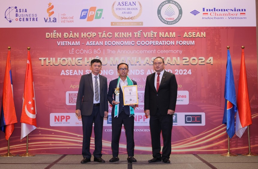 Ông Lê Tuấn Nghĩa - Thành viên HĐQT đại diện C69 nhận vinh danh tại lễ trao giải.
