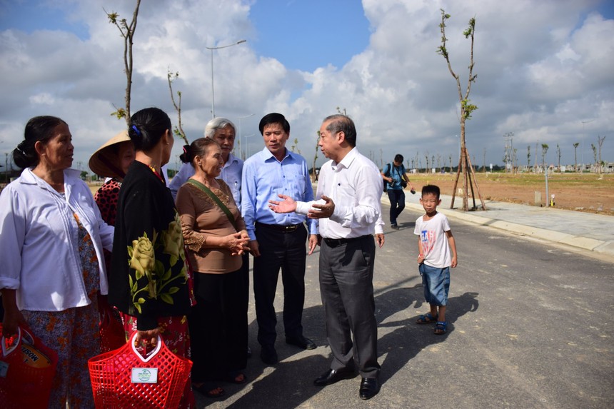 Lãnh đạo tỉnh Thừa Thiên Huế thăm các hộ dân thuộc diện tái định cư Dự án di dời, tái định cư, giải phóng mặt bằng khu vực I Kinh thành Huế.