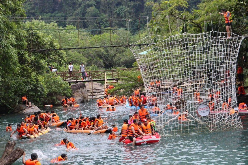 Điểm du lịch suối nước Moọc là một trong những điểm du lịch nổi tiếng và thu hút đông đảo du khách tại Quảng Bình.