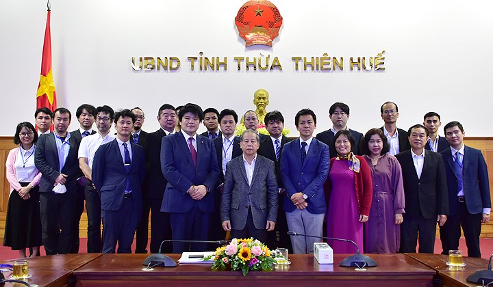 Chủ tịch UBND tỉnh Thừa Thiên Huế Phan Ngọc Thọ và các sở, ngành chụp ảnh lưu niệm với các thành viên Công ty GE&KIS.
