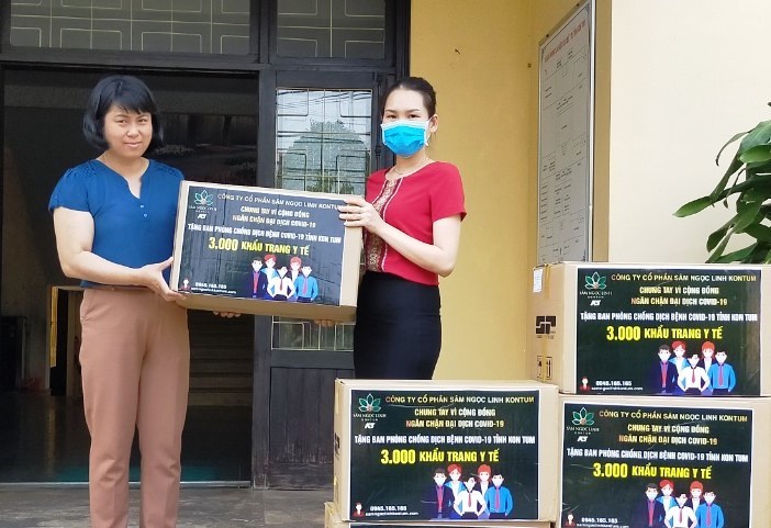 Công ty cổ phần Sâm Ngọc Linh Kon Tum ủng hộ 3000 khẩu trang vải cho ngành Y tế Kon Tum chống dịch Covid-19.