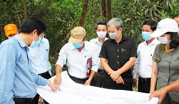 Bí thư Tỉnh uỷ tỉnh Thừa Thiên - Huế Lê Trường Lưu (áo đen) kiểm tra công tác giải phóng mặt bằng dự án cao tốc Cam Lộ - La Sơn