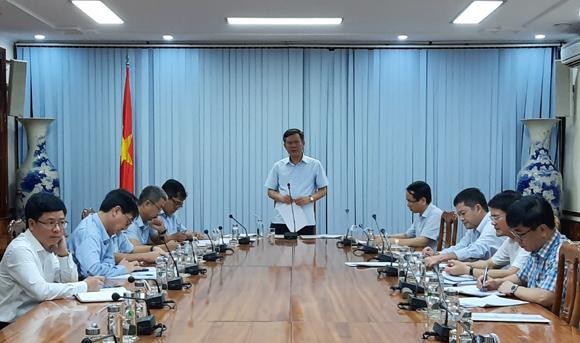 Chủ tịch UBND tỉnh Quảng Bình Trần Thắng chủ trì cuộc họp với các sở ban ngành liên quan.