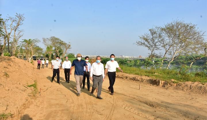 Chủ tịch UBND tỉnh Thừa Thiên Huế Phan Ngọc Thọ kiểm tra tiến độ chỉnh trang đường đi bộ dọc sông Hương.