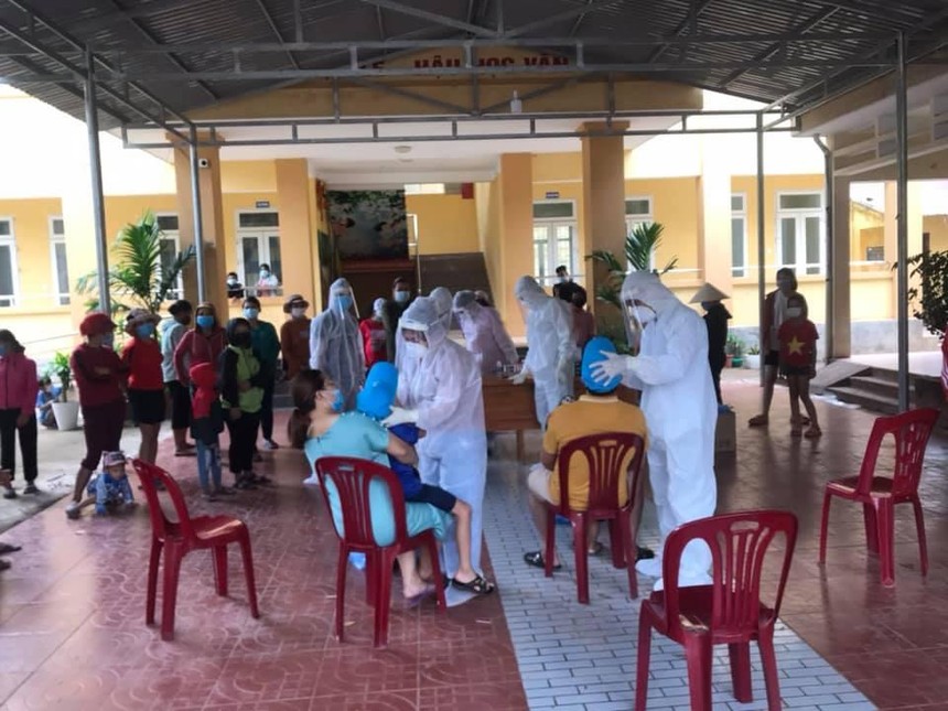 Trung tâm Kiểm soát bệnh tật tỉnh Quảng Bình lấy mẫu xét nghiệm cho các hộ dân tại bản Bãi Dinh, xã Dân Hóa.