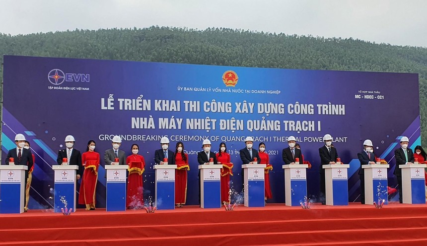 Các đại biểu nhấn nút triển khai thi công dự án Nhà máy nhiệt điện Quảng Trạch I. 