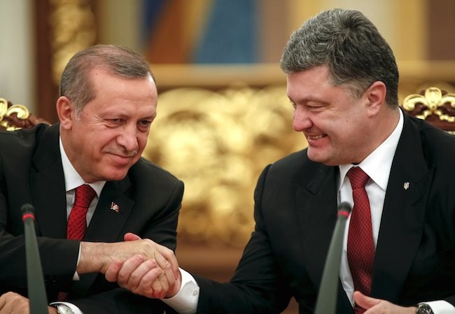 Thủ tướng Ukraine, ông Petro Poroshenko bắt tay Thủ tướng Thổ Nhĩ Kỳ Tayyip Erdogan trong cuộc gặp mặt tại Kiev