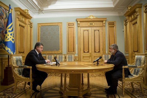 Tổng thống Petro O.Poroshenko (bên trái) và Ihor Kolomoisky (ben phải) trong cuộc gặp mặt tại Kiev, trước khi Ihor bị bãi nhiệm