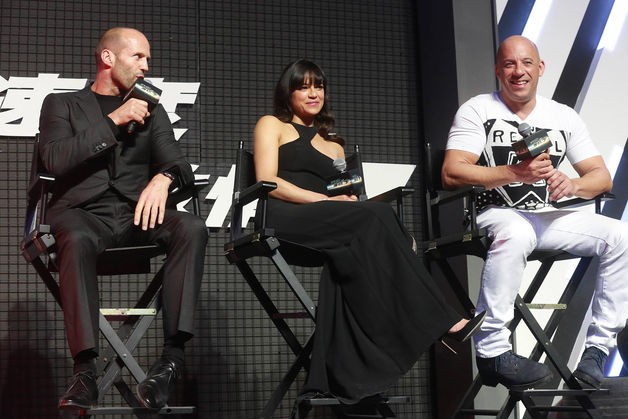 Các diễn viên chính trong "Fast & Furious 7" trong buổi họp báo ra mắt phim tại Mỹ
