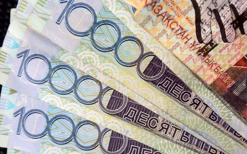Kazakhstan thả nổi tiền tệ, đồng tenge giảm giá 23%