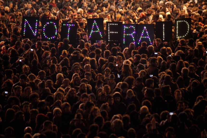 Người dân Paris xếp dòng chữ "Không sợ hãi" sau sự kiện Charlie Hebdo