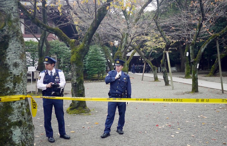Cảnh sát Nhật Bản tại ngôi đền Yasukuni sau khi vụ nổ xảy ra