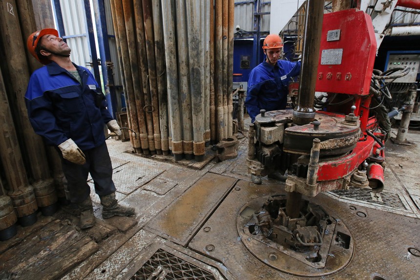 “Tin đồn” bộ trưởng dầu mỏ Nga và Ả Rập Xê út gặp gỡ hỗ trợ giá dầu