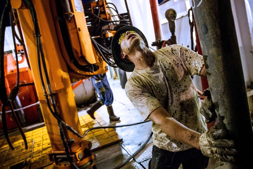 IEA: Thị trường dầu mỏ tiến dần tới cân bằng