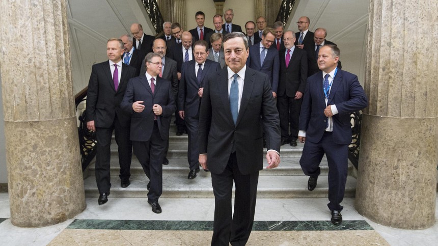 Thống đốc ECB Mario Draghi cùng các quan chức tiến vào phòng họp