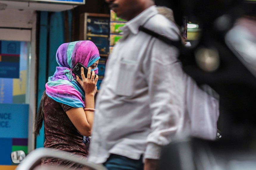 Ấn Độ yêu cầu nhà sản xuất có nút bấm khẩn cấp trên điện thoại để bảo vệ phụ nữ