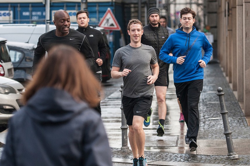 CEO Facebook chạy thể dục với các vệ sỹ vây quanh