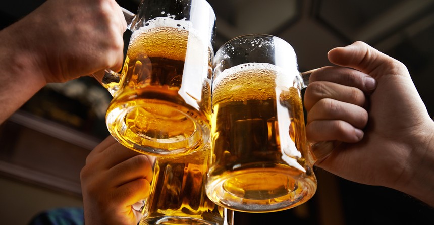 Lần đầu tiên trong thế kỷ 21, thế giới uống ít bia rượu hơn