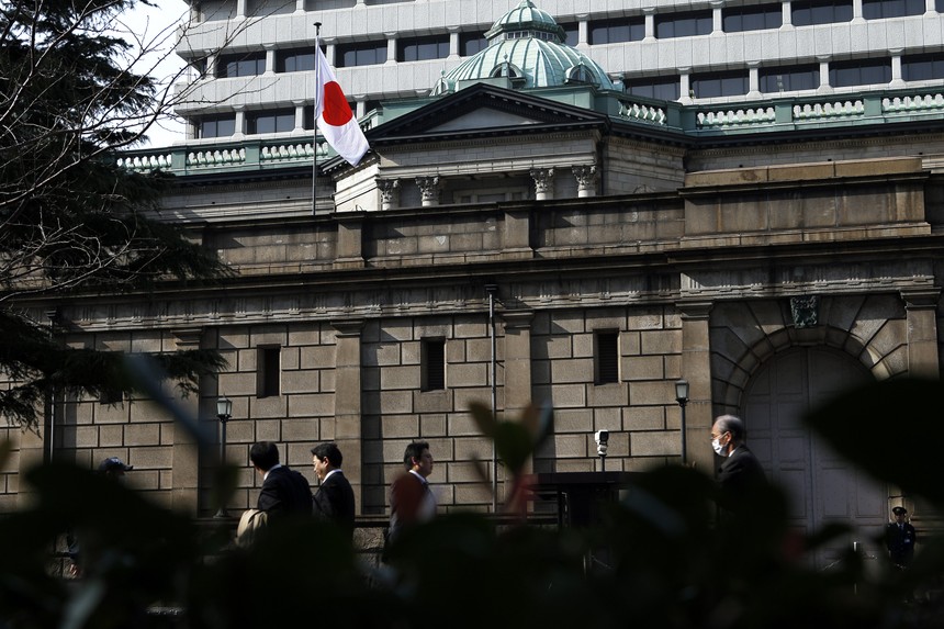 Lãi suất âm khiến ngành ngân hàng Nhật Bản có "màn biểu diễn" tệ nhất trong 4 năm