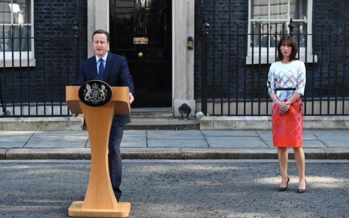 Ông Cameron phát biểu từ chức trước sự chứng kiến của vợ mình, bà Samantha 