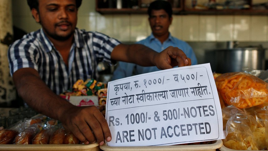 Các cửa hàng tại Ấn Độ không còn nhận tờ 500 và 1.000 rupee cũ