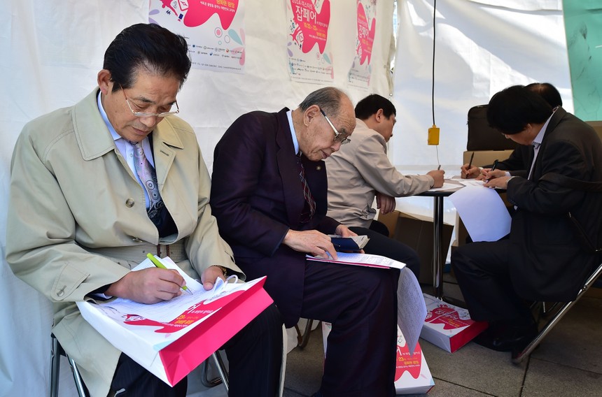 Hàng ngàn người cao tuổi Hàn Quốc vật lộn để kiếm sống