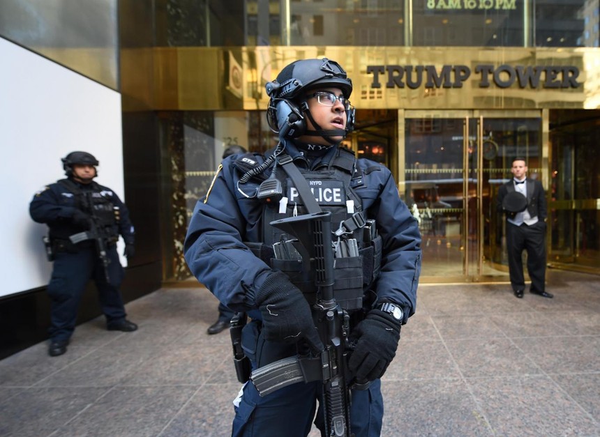 Có tới 300 cảnh sát bảo vệ quanh tòa Trump Tower