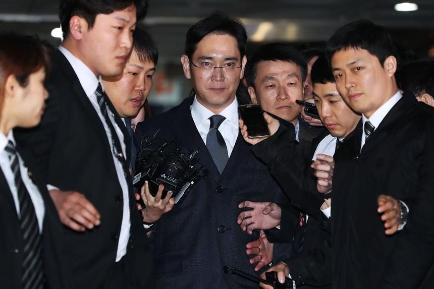 Jay Y. Lee, đồng Phó chủ tịch Samsung Electronics Co rời tòa án Seoul vào ngày 16/2/2017