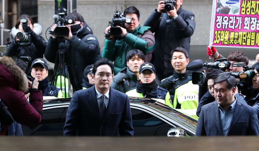 Jay Y. Lee tới Tòa án Seoul ngày 13/2/2017