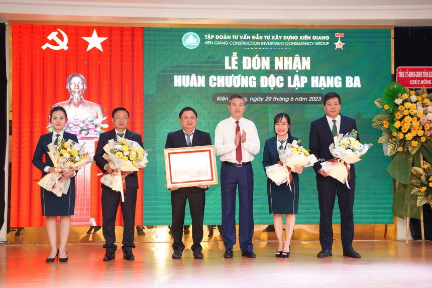 Phó Chủ tịch UBND tỉnh Kiên Giang Nguyễn Lưu Trung (thứ ba từ phải qua) trao tặng Huân chương Độc lập hạng ba của Chủ tịch nước cho CIC Group