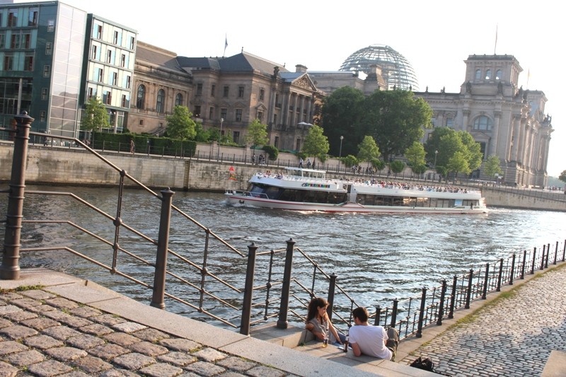Cảnh lãng mạn giữa thủ đô Berlin
