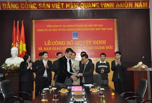 Ông Vũ Quang Hải (hàng trên, bên trái) được bổ nhiệm vào vị trí Tổng giám đốc PVFI khi mới 25 tuổi