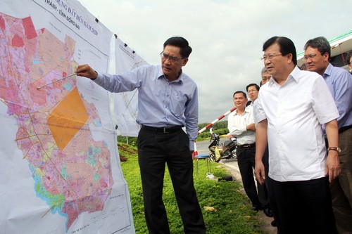 Lãnh đạo UBND tỉnh Đồng Nai báo cáo địa điểm xây dựng xây bay cho Phó Thủ tướng Trịnh Đình Dũng