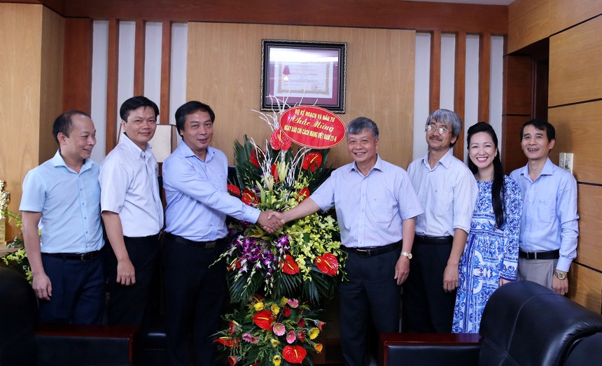 Thứ trưởng Bộ Kế hoạch và Đầu tư Nguyễn Thế Phương đã đã đến tặng hoa và chúc mừng Báo Đầu tư (ảnh: Đức Thanh)