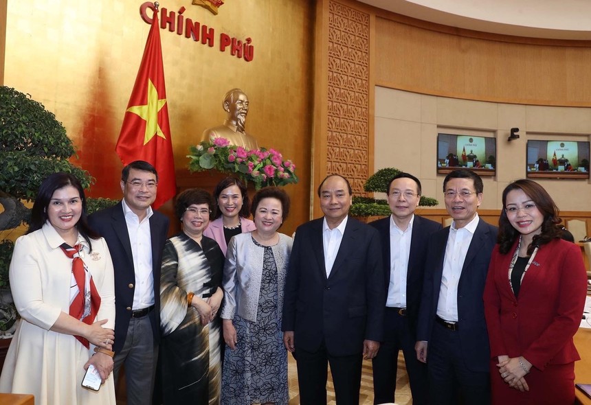 Thủ tướng Chính phủ Nguyễn Xuân Phúc cùng đại diện các tập đoàn kinh tế tư nhân
