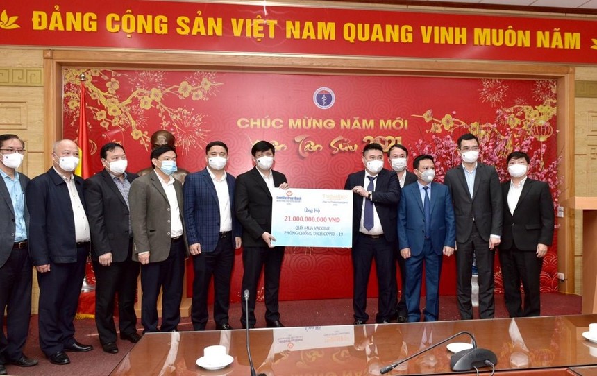 Ông Nguyễn Đức Thụy và các lãnh đạo LienVietPost Bank, Thaiholdings trao số tiền 21 tỷ đồng cho Bộ trưởng Nguyễn Thanh Long và các lãnh đạo Bộ Y tế