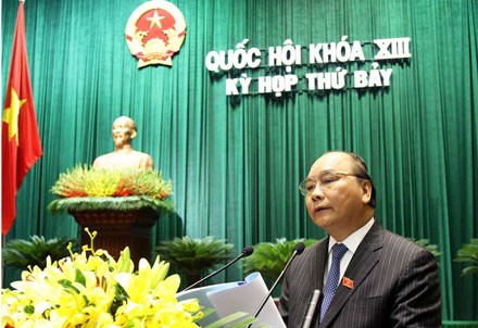 hó Thủ tướng Nguyễn Xuân Phúc trình bày báo cáo kinh tế xã hội nửa đầu năm 2014 trước Quốc hội (Ảnh: Dân trí)
