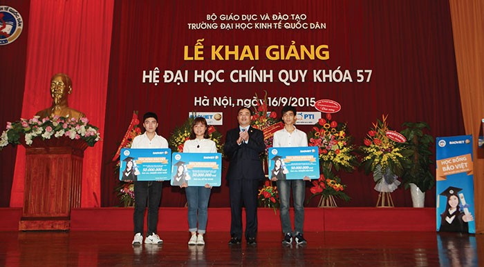Ông Nguyễn Quang Phi, Tổng giám đốc Tập đoàn Bảo Việt trao tặng học bổng cho các thủ khoa Trường đại học Kinh tế Quốc dân