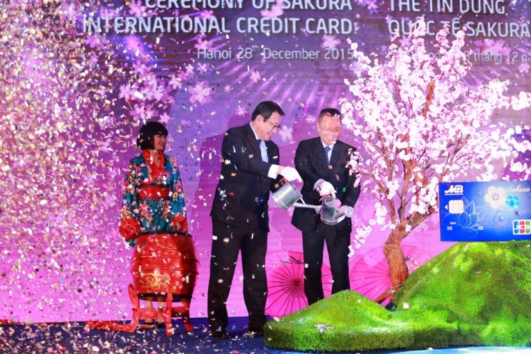 Ông Lê Hải, Phó Tổng giám đốc MB (bên phải) và ông Kimihisa Imada, Phó Chủ tịch Tổ chức thẻ Quốc Tế (bên trái) tại Lễ ra mắt thẻ tín dụng quốc tế MB JCB Sakura