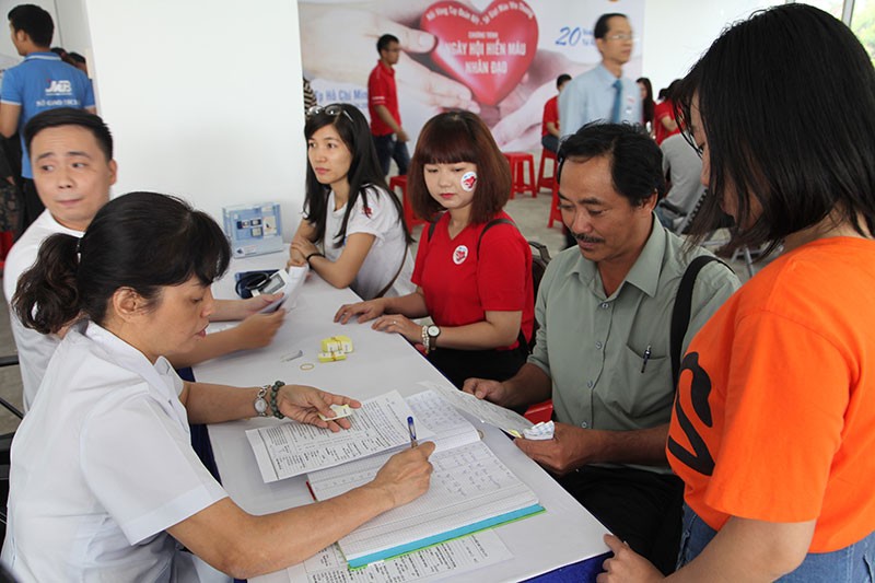 Các tình nguyện viên đăng ký hiến máu nhân đạo 