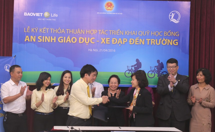 Bà Thân Hiền Anh, Tổng giám đốc Bảo Việt Nhân thọ và ông Hoàng Văn Tiến - Giám đốc Quỹ Bảo trợ trẻ em Việt Nam 