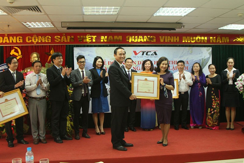 Phó tổng giám đốc EY Việt Nam Hương Vũ nhận bằng khen của Bộ trưởng Bộ Tài chính
