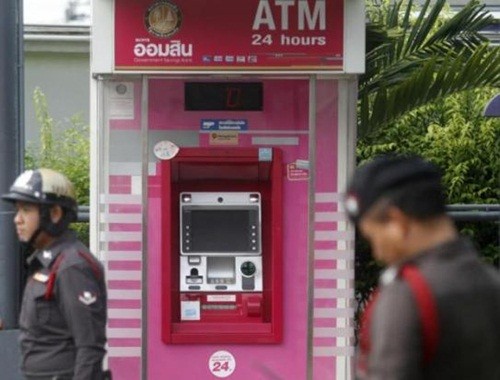 Cảnh sát canh gác quanh cây ATM đầu tiên bị trộm tại Bangkok. Ảnh:Bangkok Post