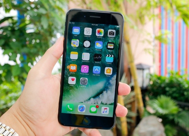 iPhone 7 Plus đầu tiên về Việt Nam, giá gần 38 triệu đồng