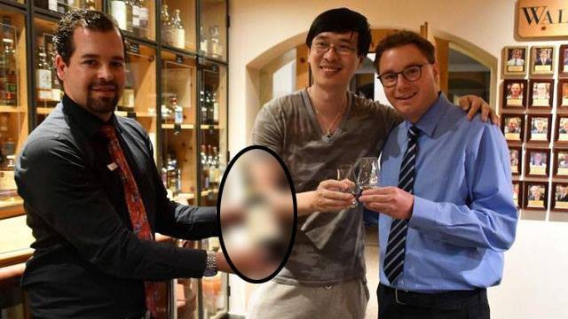 Nhà văn Zhang Wei (đứng giữa) tốn 10.000 USD để mua một ly rượu "dỏm" tại khách sạn Waldhaus am See, Thụy Sĩ. (Nguồn: AFP/ Getty)