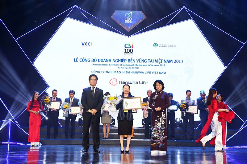 Bà Nguyễn Nhã Ngọc Trâm Anh, Phó Tổng Giám Đốc Điều Hành Hanwha Life Việt Nam, nhận giải thưởng Top 10 Doanh nghiệp Phát triển Bền vững năm 2017.